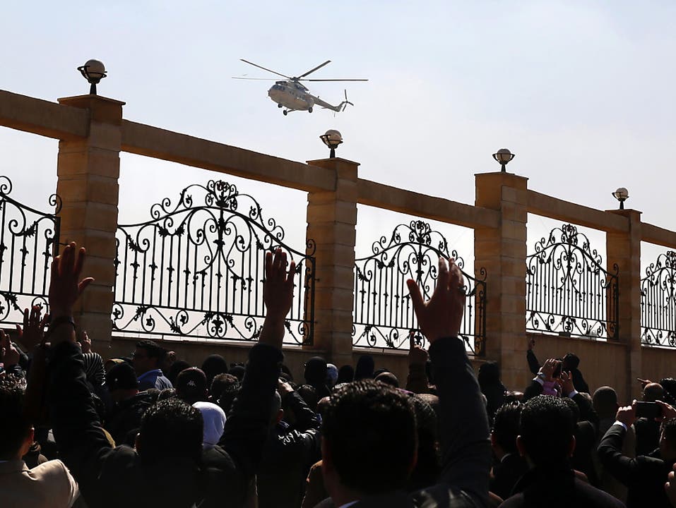 Ein Militärhelikopter bringt den Leichnam des ägyptischen Lanzeitpräsidenten Husni Mubarak zur Moschee Al-Muschir Tantawi östlich der Hauptstadt Kairo.