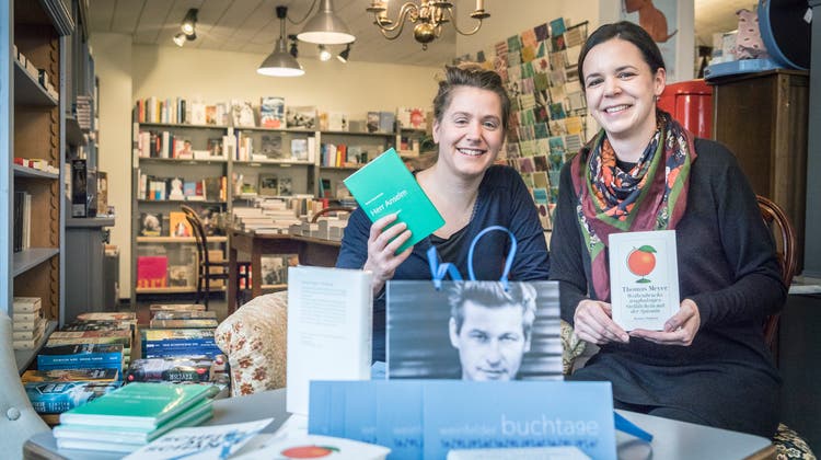 Katharina Alder und ihrer Mitarbeiterin Lenea Magri im Buchladen Klappentext. Sie organisieren die Weinfelder Buchtage. (Andrea Stalder)