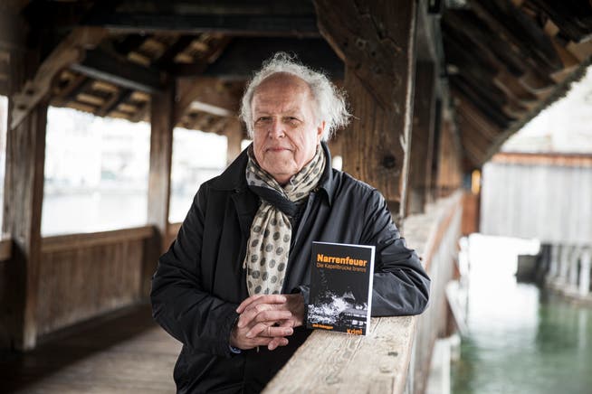 Ueli Habegger, Autor des Krimis« Narrenfeuer», auf der Kapellbrücke in Luzern.