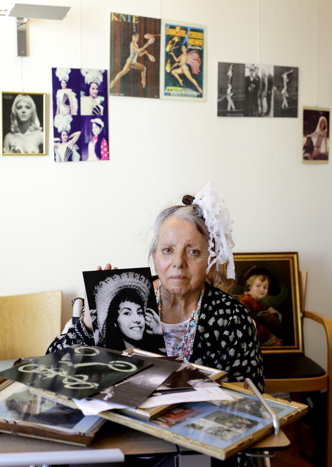 Josefina Tanasa im Alters- und Pflegeheim in St. Gallen, umgeben von fotografischen Erinnerungen aus ihrem Aristenleben. 