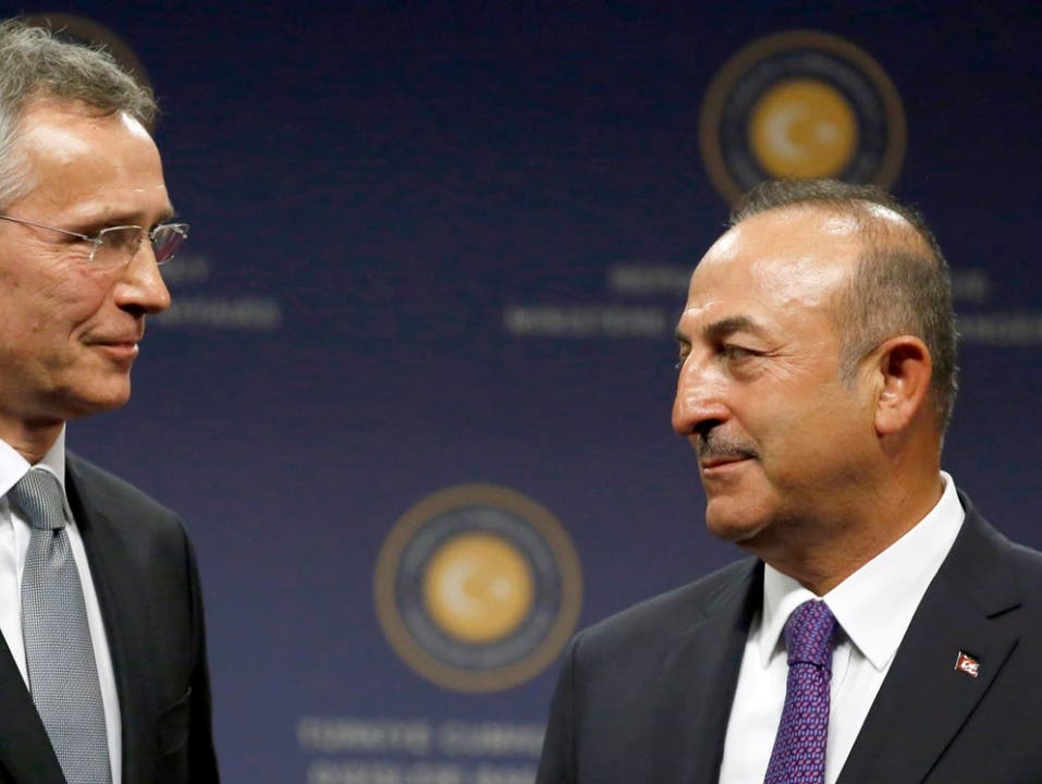 Der türkische Aussenminister Mevlut Cavusoglu (rechts) hat nach der Eskalation im Syrien-Konflikt mit Nato-Generalsekretär Jens Stoltenberg (links) telefoniert.