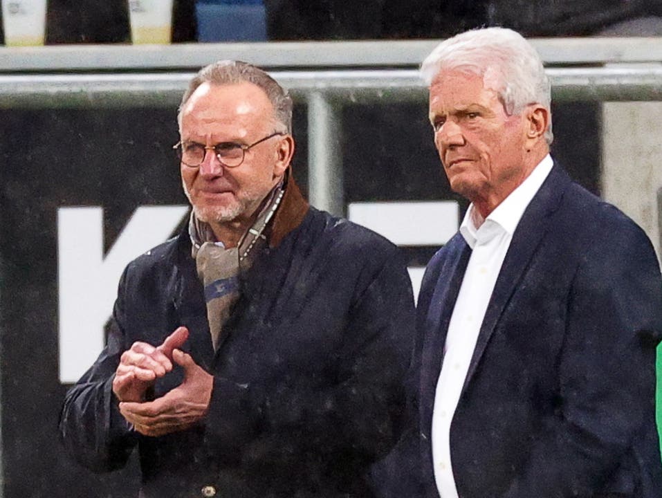 Hoffenheims Chef Dietmar Hopp (rechts) wurde von den Bayern Fans auf Transparenten beleidigt
