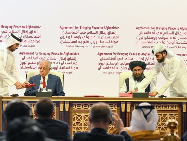 Das Abkommen in Doha wurde im Beisein von Vertretern aus rund 30 Staaten vom US-Sondergesandten für Afghanistan, Zalmay Khalilzad (l), und dem politischen Chef der Taliban, Abdul Ghani Baradar, unterzeichnet.