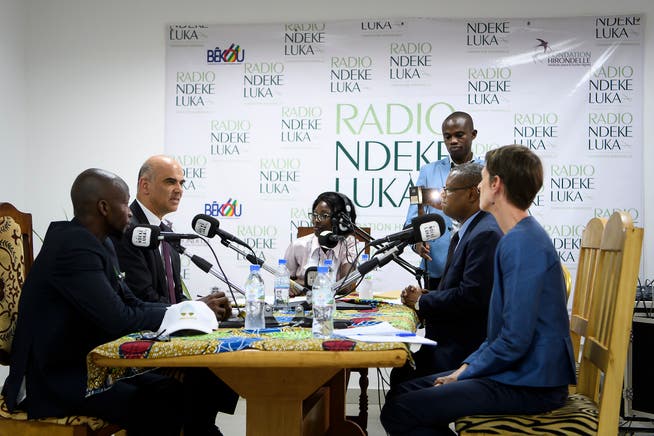 Bundesrat Alain Berset zu Besuch bei einem mit DEZA-Geldern geförderten Radio in Afrika. 