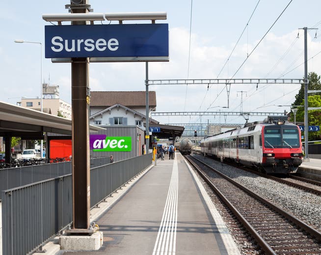 Die Türen eines Interregios im Bahnhof Sursee blieben am Dienstagmorgen verschlossen. Passagiere konnten weder ein- noch aussteigen.