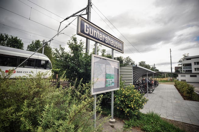 2015 erhielt die Bahnstation Guntershausen einen neuen Veloständer. Rollstuhlfahrer müssen sich hingegen noch gedulden: Barrierefrei wird sie wohl erst 2030.