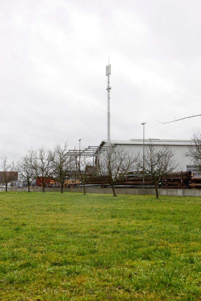 Die bereits existierende Swisscom-Mobilfunkantenne auf dem Areal der Firma Schenk wird diesen Monat in Betrieb genommen.