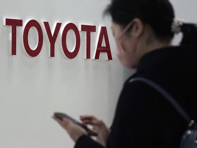 Die Schwäche der japanischen Währung war für den Autobauer Toyota ein Vorteil: eine Frau vor einem Logo des Unternehmens in Tokyo (Bild vom 30. Januar).