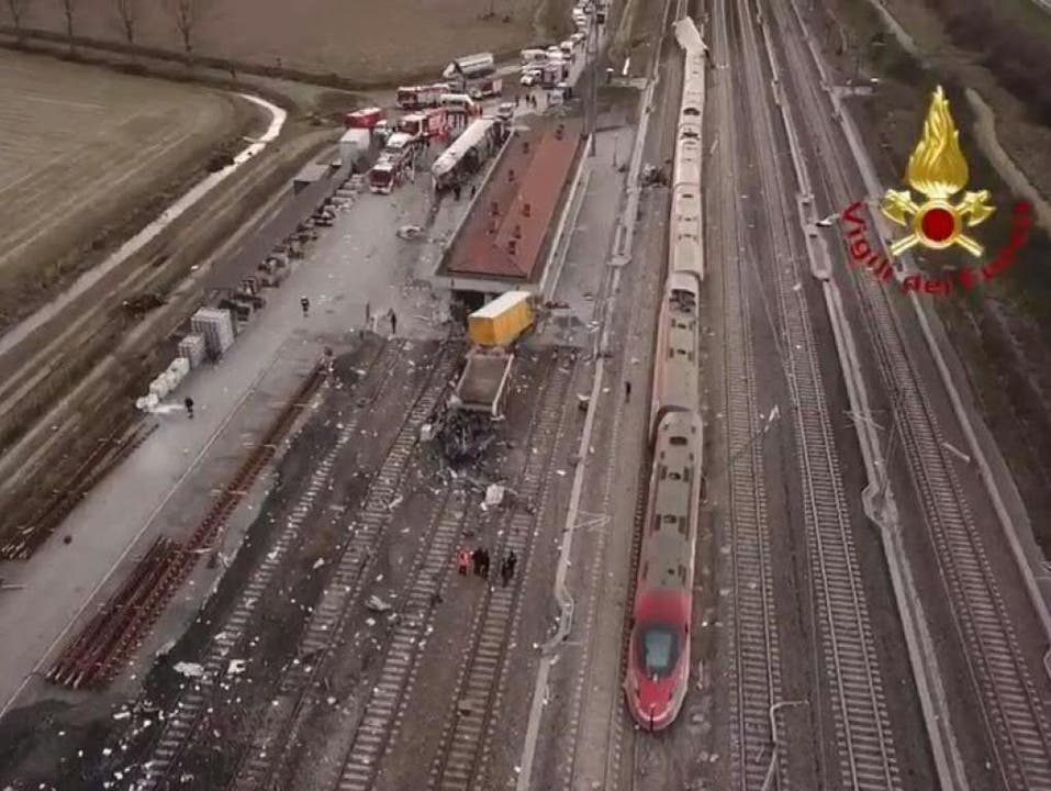Beim Zugunglück in Norditalien löste sich der Triebwagen vom restlichen Zug, stiess gegen ein Objekt auf einem anderen Gleis und raste in ein Bahn-Gebäude. Die restlichen Wagen fuhren alleine weiter bis der erste Waggon entgleiste, umkippte und liegenblieb.