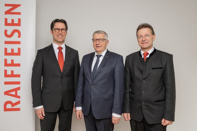 Die Vertreter des Raiffeisen-Regionalverbands Luzern-, Ob- und Nidwalden (v.l.n.r.): Oliver Britschgi (Vorstand), Kurt Sidler (Präsident) und Bruno Poli (Vorstand). 