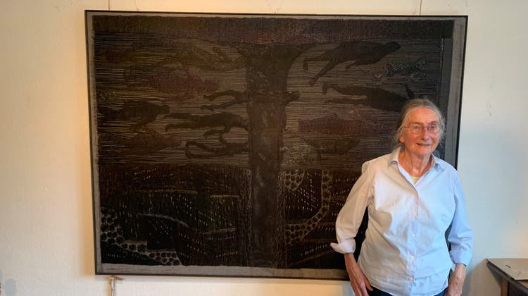 Hella Sturzenegger vor ihrem «schwarzen Teppich», der während eines Jahres im Zeughaus Teufen ausgestellt ist. (Bild: PD)