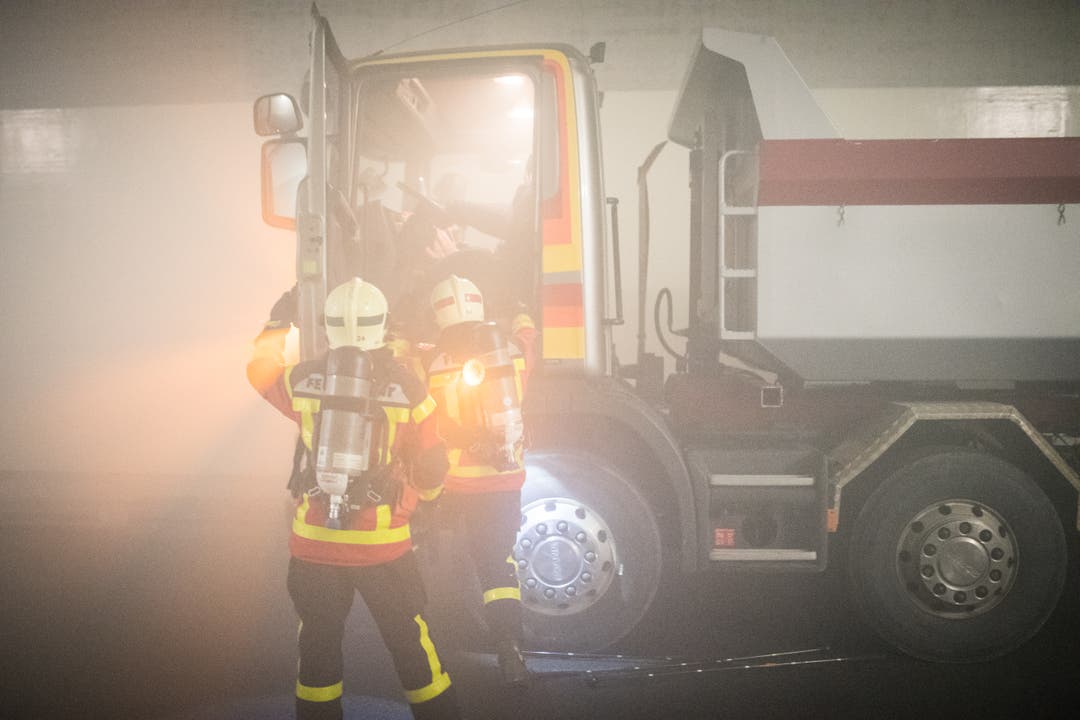 Die Feuerwehrleute üben unter reellen Bedingungen, darum mussten sie auch die Kabine eines Lastwagens absuchen.