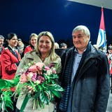 Die frisch gewählte Nadja Stricker erhält Blumen von ihrem Vorgänger, Gemeindepräsident Guido Grütter. (Bild: Olaf Kühne)