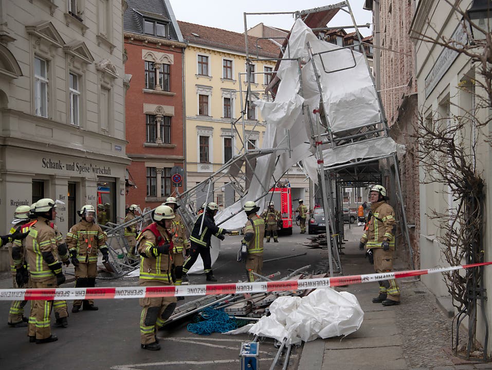 In Berlin stürzte wegen Windböen ein Gerüst ein.