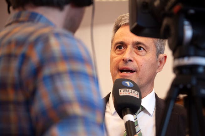 Roland Infanger stiess am Wahlsonntag im Sarner Rathaus auf reges Medieninteresse.