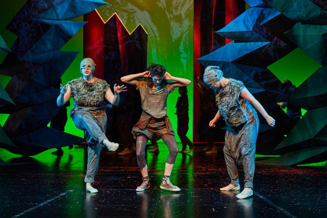 Erwachsenwerden im Fantasie-Dschungel: Nina Langensand als Mädchen Brahma (Mitte) im Origami-Bühnenbild von Sipho Mabona. Bild: Ingo Höhn (Luzerner Theater, 8. Februar)