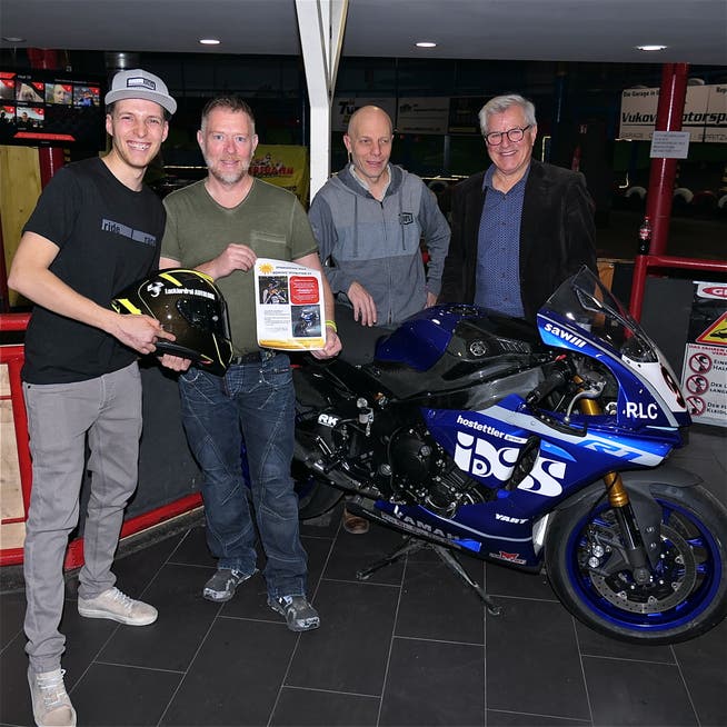 Dominic Schmitter, Kurt Gehring, Konrad Hess und Victor Rohner mit der Yamaha R1. 