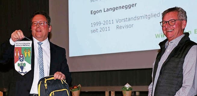 Präsident Michael Schöbi (links) dankt dem abtretenden Vizepräsidenten Ernst Metzler mit einem Rucksack voller Präsente.