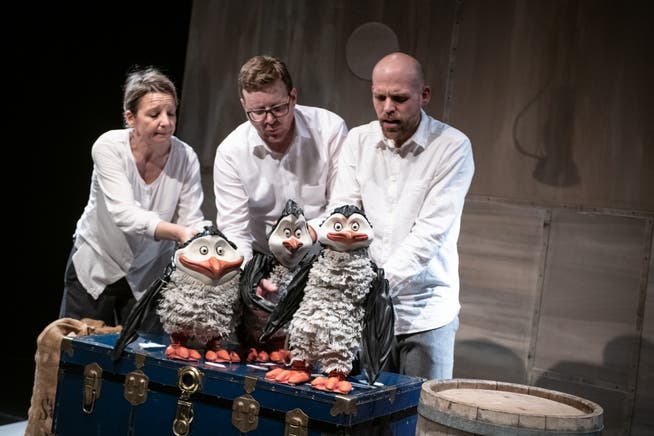 Drei Pinguine sind auf der Arche Noah einer zuviel – zu sehen im Figurentheater. 