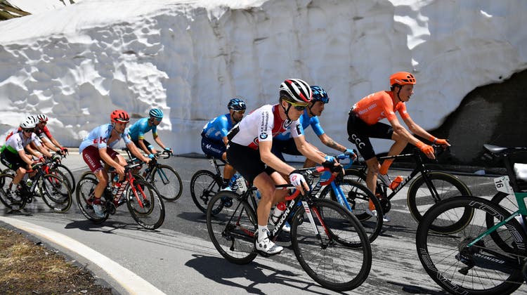 Patrick Schelling (vorne) mit der Elite der Bergfahrer während der Königsetappe der Tour de Suisse. (Gian Ehrenzeller / KEYSTONE)