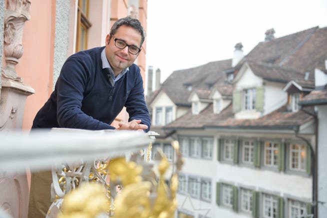 Stadtpräsident Thomas Weingart auf dem Balkon des Bischofszeller Rathauses.