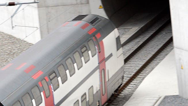 Der erste Zug fährt am 15. Juli 2007 durch den neuen Lötschberg-Basistunnel zwischen den Kantonen Bern und Wallis.