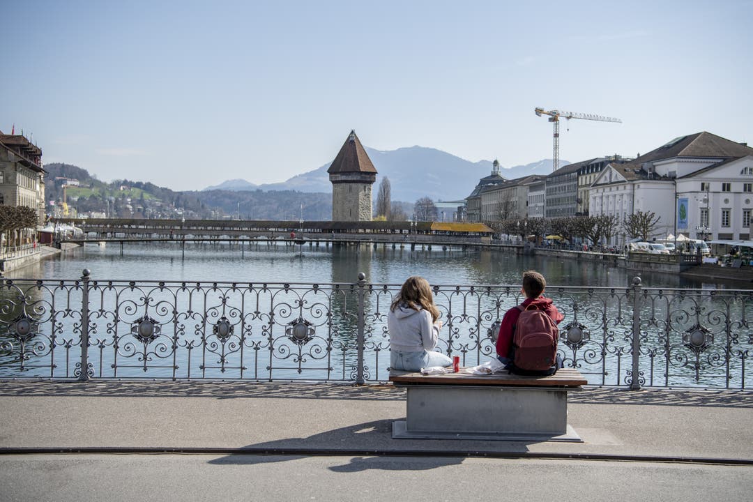 Zwei junge Menschen geniessen die Ruhe in der Stadt Luzern am Dienstag, 17. Maerz 2020 in Luzern. (KEYSTONE/Urs Flueeler).
