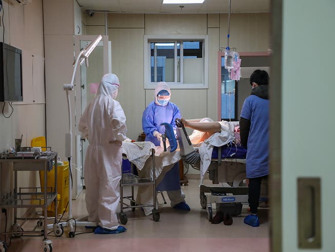 In der chinesischen Metropole Wuhan sind erneut zahlreiche Menschen an den Folgen einer Coronavirus-Infektion verstorben.
