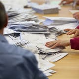 Stimmenzähler in einem Wahlbüro bei der Arbeit. ((Bild: Hansruedi Aeschbacher / OLT))