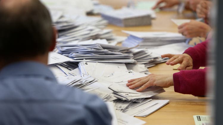 Stimmenzähler in einem Wahlbüro bei der Arbeit. ((Bild: Hansruedi Aeschbacher / OLT))