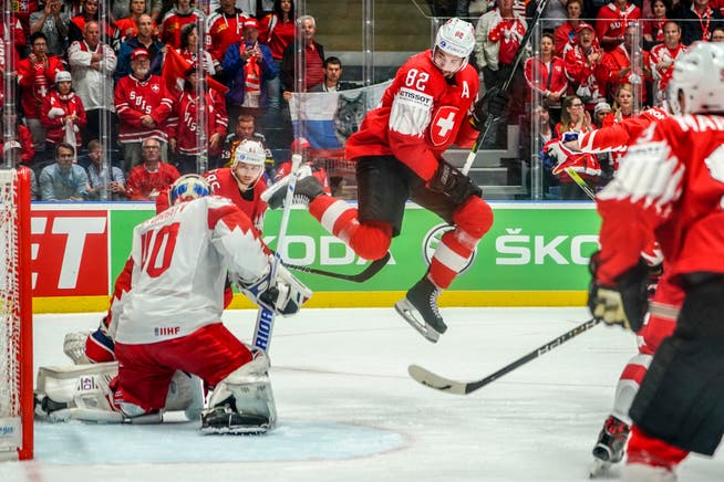Eishockey-WM 2019: Simon Moser irritiert den russischen Torhüter Alexander Georgiev.