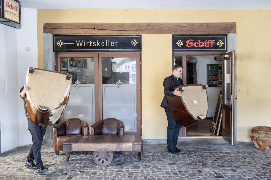 Das Personal des Restaurant Schiff an der Reuss in der Altstadt Luzern verräumt das Mobiliar der Gartenwirtschaft, um den Betrieb wegen des Corona-Virus zu schliessen.