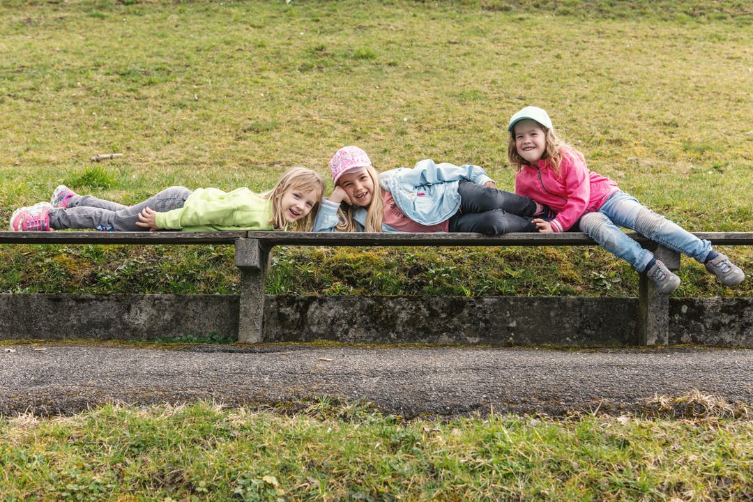 Die Stadt St.Gallen am ersten Tag des schweizweiten Lock-Downs wegen des Corona-Virus. Diese drei Mädchen geniessen das schöne Wetter bei den Drei Weieren.
