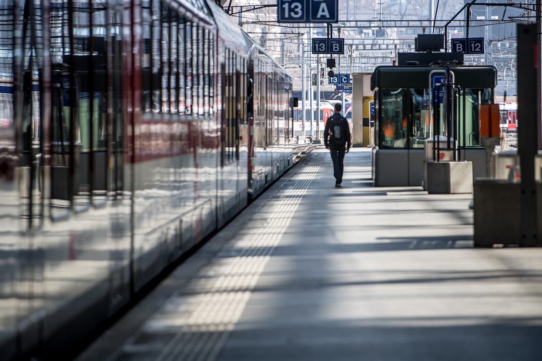 Montagnachmittag 15.30 Uhr: Gähnende Leere auf Gleis 13 im Bahnhof Luzern. 