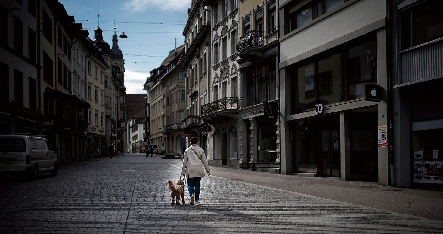 Fast leere Gassen, geschlossene Geschäfte: Nach dem Lockdown ist das öffentliche Leben in der Stadt St.Gallen auf ein Minimum reduziert.