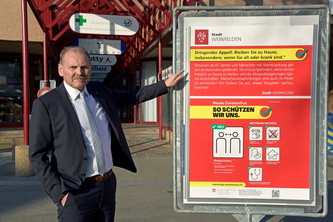 Stadtpräsident Max Vögeli neben einer der aufgestellten Tafeln auf dem Marktplatz mit dem deutlichen Appell.