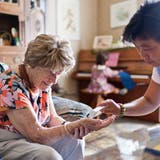 Nachbarschaftshilfe könnte vor allem älteren Menschen, die zur Risikogruppe gehören, zugutekommen. (Bild: Gaëtan Bally/Keystone)