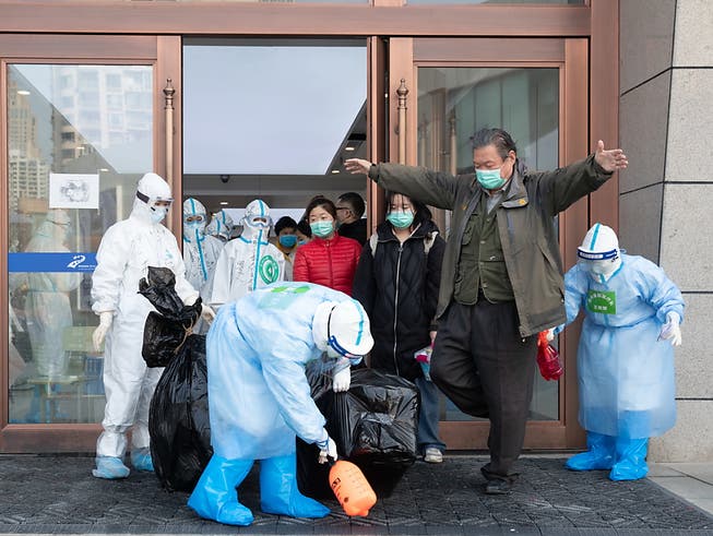 In China entspannt sich die Lage bei der Coronavirus-Krise - in Wuhan wurde keine Neuinfektion gezählt und zahlreiche Menschen können die Quarantäne verlassen.