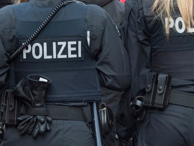 In Deutschland muss die Polizei Jugendliche zur Vernunft bringen, die sich nicht an die Anweisungen der Behörden aufgrund der Coronavirus-Pandemie halten.