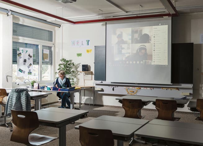 «Die Schüler wissen genau, dass keine Ferien sind»: Lehrerin Gabi Weber unterrichtet am Gymnasium Friedberg via Internet.