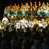 Die Brass Band Ostschweiz und der 60voices-Chor aus Zuzwil spannten am letzten Tag der Kulturbühne in der Zuzwiler Turnhalle zusammen. (Bild: PD)