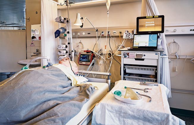 Noch liegt nur ein Dummy im Intensivbett mit Beatmungsstation am Kantonsspital Aarau – dies könnte sich aber schon bald ändern.