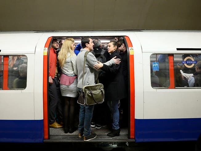 Trotz schärferer Ausgangsbeschränkungen wegen der Corona-Pandemie waren viele Londoner U-Bahnen am Dienstag überfüllt.