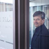 Julius Kurmann beim Eingang der Klinik Luzern der Luzerner Psychiatrie auf dem Kantonsspital-Areal (Bild: Jakob Ineichen (24. März 2020))