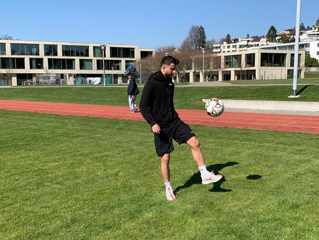 Jonglieren im «Home-Office»: FC-Wil-Spieler Valon Fazliu trainiert das Ballgefühl in Zollikon auf der Schulhauswiese. (Bild: FC Wil)