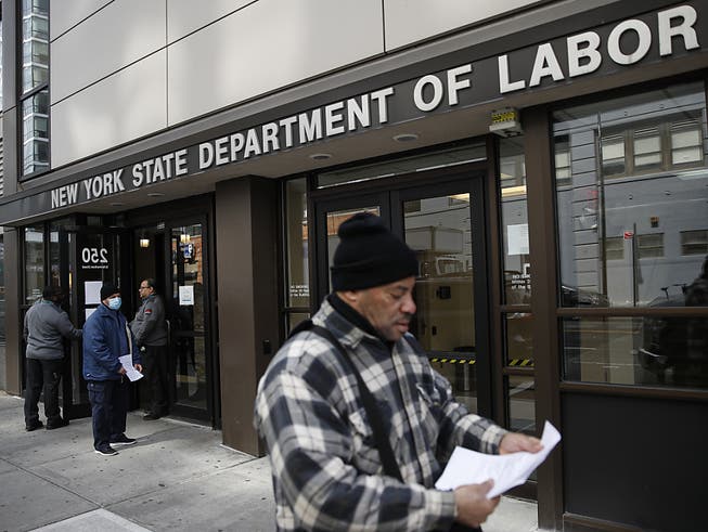 Die Anträge auf Arbeitslosenhilfe haben sich in den USA innerhalb einer Woche rund verzehnfacht.