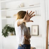 Abuse and violence against women, woman raising hand at home model released Symbolfoto property released PUBLICATIONxINxGERxSUIxAUTxHUNxONLY ERRF00059 (Eloisa Ramos / imago stock&people)
