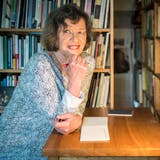 An ihrem Schreibtisch geht es ihr immer gut: die Schriftstellerin Zsuzsanna Gahse in ihrem Haus im thurgauischen Müllheim. (Bild: Reto Martin)