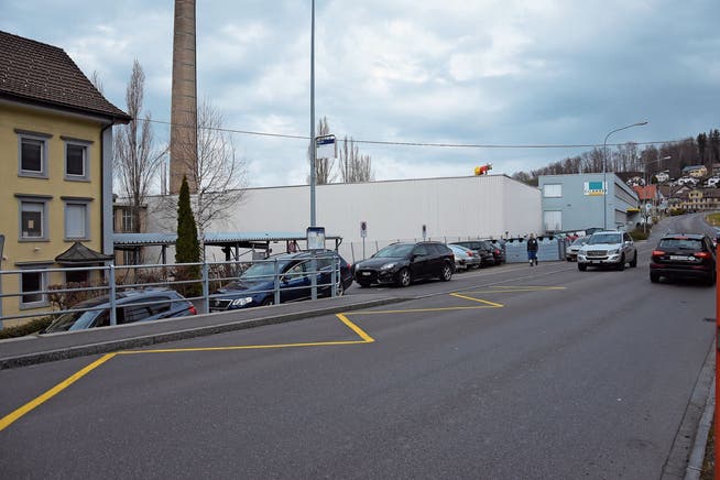 Nicht selten stauen sich die Autos bei der Entsorgungsstelle beim WinWin-Markt in Herisau bis auf die angrenzende Kantonsstrasse. Das Problem zeigt sich vor allem an den Wochenenden.
