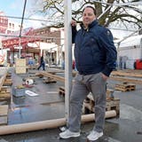 Gregor Wegmüller, Geschäftsführer der Messen Weinfelden, auf dem Marktplatz vor den Zelten, die abgebrochen werden. ((Bild: Mario Testa))